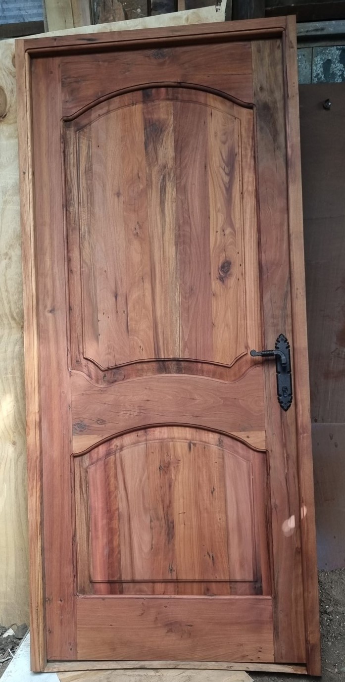 Puerta diseño Eloy II confeccionada con maderas de roble